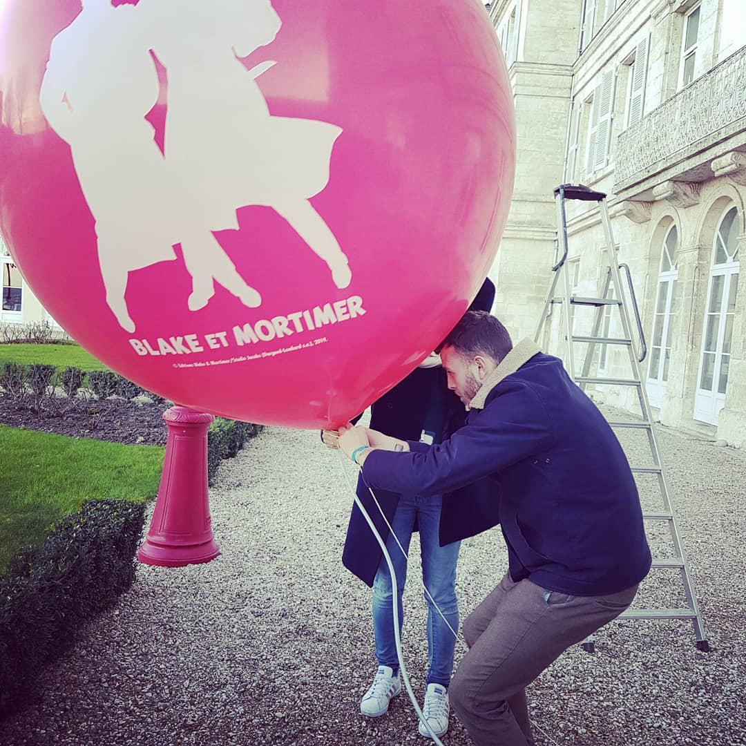 Opération décoration à Angoulême... des gros (gros) ballons pour l'Hôtel Mercure... une prime de risque pour l'équipe Dargaud ?<br />
                  #angouJ0 #fibd #FIBD2019 #angouleme #festivalbd #festival
