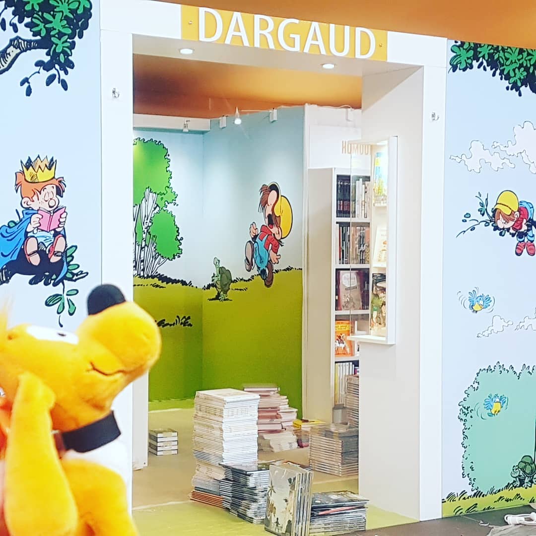 Angoulême - en plein montage du stand Dargaud<br />
                  Bill découvre son espace et le magnifique stand Dargaud qui se prépare à accueillir les visiteurs dès demain au Monde des Bulles, place du Champs de Mars à Angoulême !<br />
Dernière photo... pensez à lever le nez si vous passez près de l'Hôtel du Palais...<br />
#angouJ0 #fibd #fibd2019 #standdargaud #festivalbd #festivalangouleme #angouleme #dargaud #bandedessinee #bd #ademain