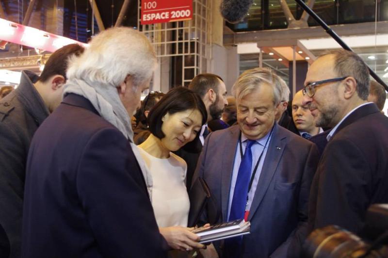 La ministre Fleur Pellerin aux côtés de François Pernot et Vincent Montagne