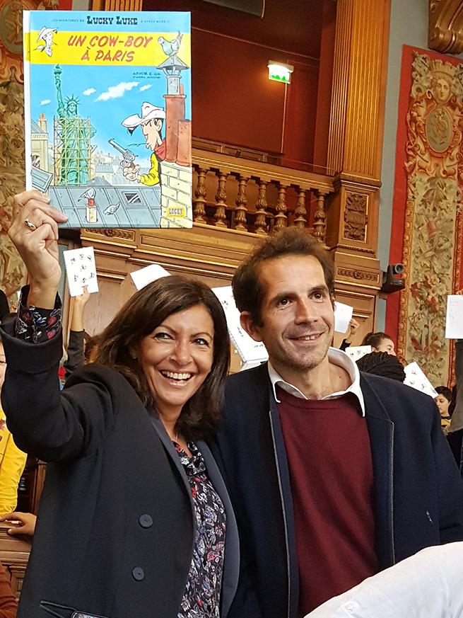 Anne Hidalgo et Jul, le scénariste de Lucky Luke