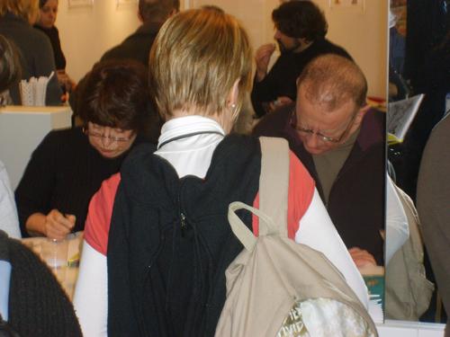 Florence Cestac et Jean Teulé pour l'album hors norme Je voudrais me suicider mais j'ai pas le temps ! (Merci au grand Franck, lecteur de BD émérite, qui m'a aidé pour cette photo vue des files d'attente...)