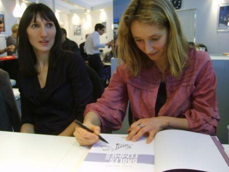 Catherine Meurisse et Julie Birmant, scénariste et dessinatrice de Drôles de Femmes (bande dessinée parue en janvier avec des portraits de femmes célèbres... et drôles !)