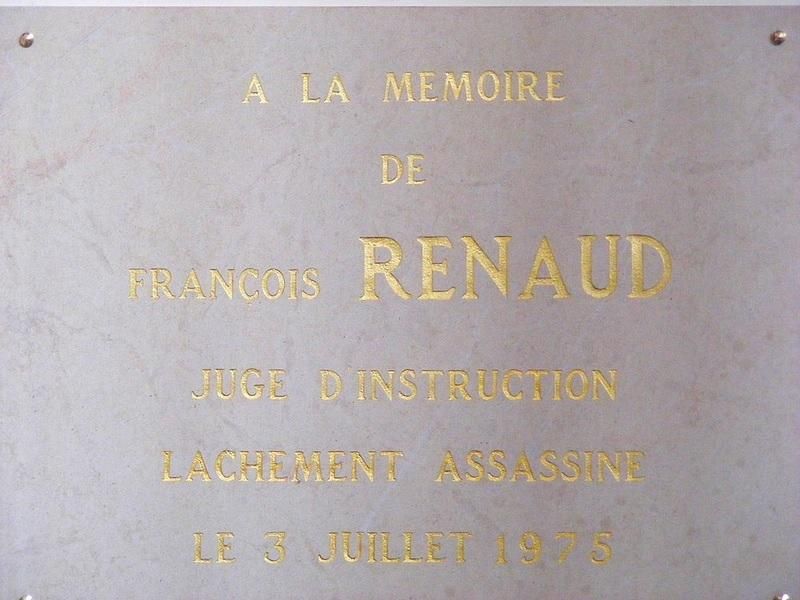 Une plaque commémorative décore les murs de la salle des pas perdus du Palais de Justice de Lyon. Discrète et oubliée...